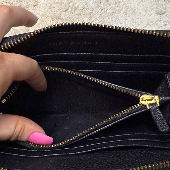 Tory Burch Black Pebbled Leather Britten Zip Wallet - Picture 11 of 11